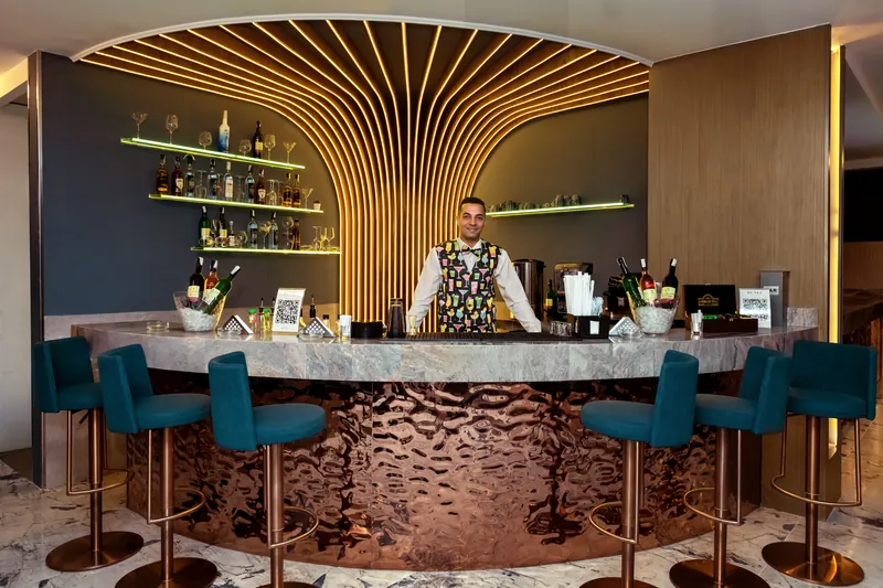 The bar and its bartender under the golden arch