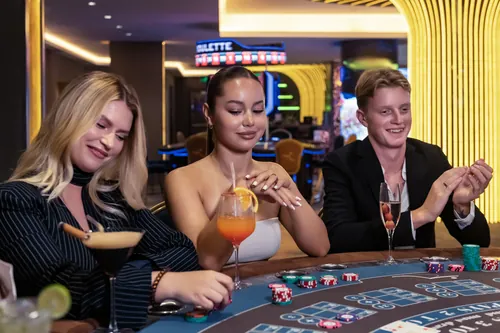Guests and cocktails at the gaming table